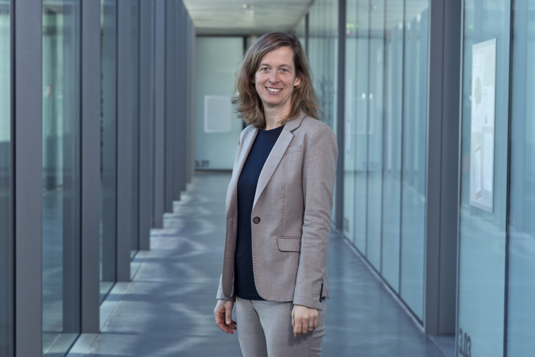 Eine Frau steht in einem Gang