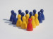 Spielfiguren, die eine Pyramide formen