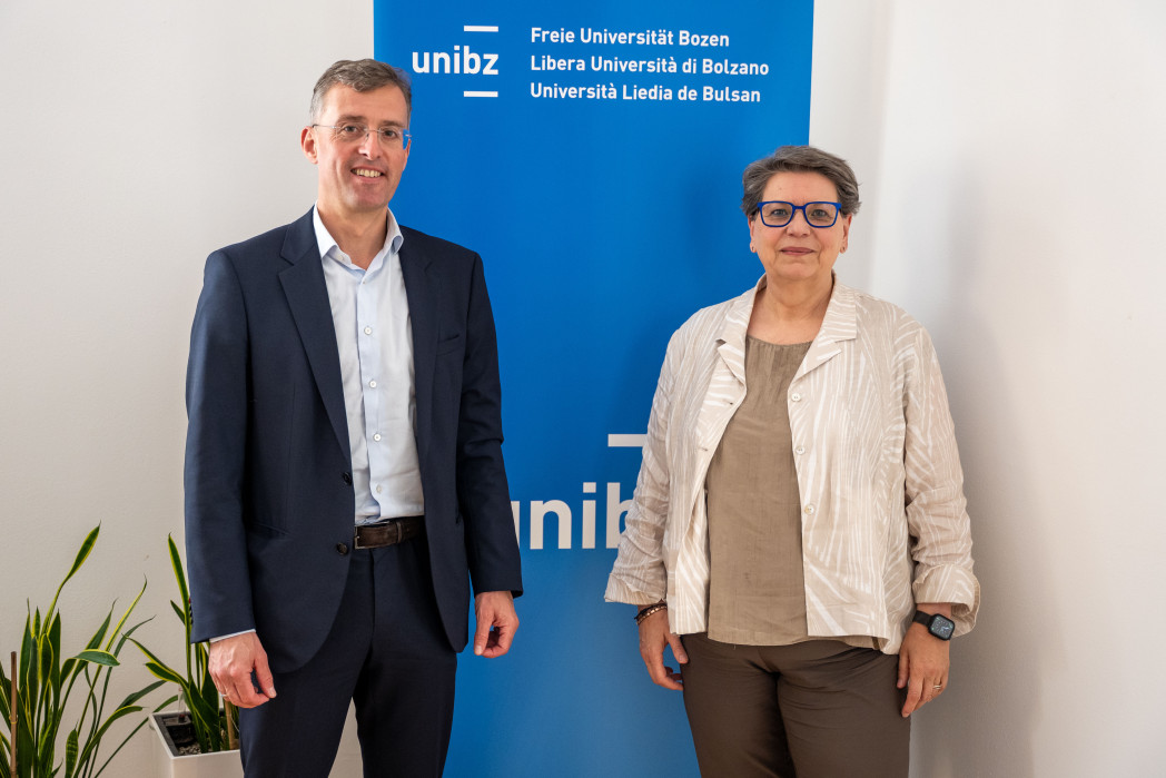 Alexander Rieper e Ulrike Tappeiner davanti al roll-up unibz.