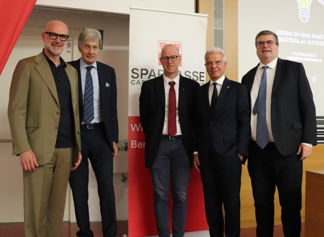 Ritratto di gruppo: 5 uomini davanti al roll up della Sparkasse - Cassa di risparmio