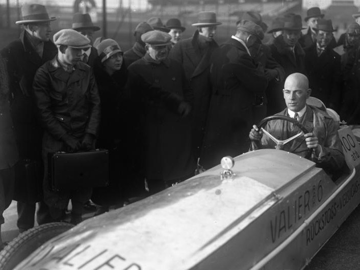 Un'immagine di Max Valier su un'automobile a reazione. Foto: Wikipedia