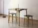 Quadratischer Tisch mit zwei quadratischen Hockern aus Holz. Alle drei Möbelstücken werden mit je 8 Verbindungsstücken an ihrer Unterseite und den Tisch- und Stuhlbeinen zusammengehalten.