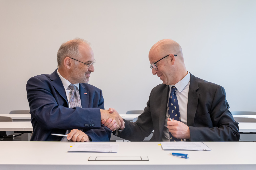 Bei der Unterzeichnung waren Vize-Rektor Stefan Vorbach und Rektor Alex Weissensteiner anwesend. Foto: unibz