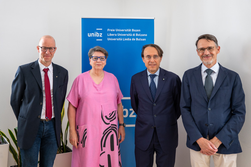 Prof. Alex Weissensteiner, Prof. Ulrike Tappeiner, dott. Giuseppe Ferrari, dott. Günther Mathà. Foto: unibz