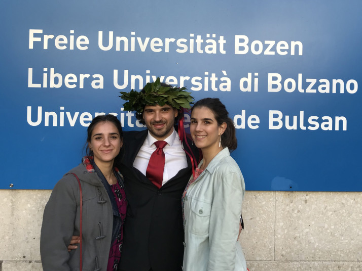 Giulio Girardelli assieme alle sorelle il giorno della laurea a Bolzano. Foto: privata