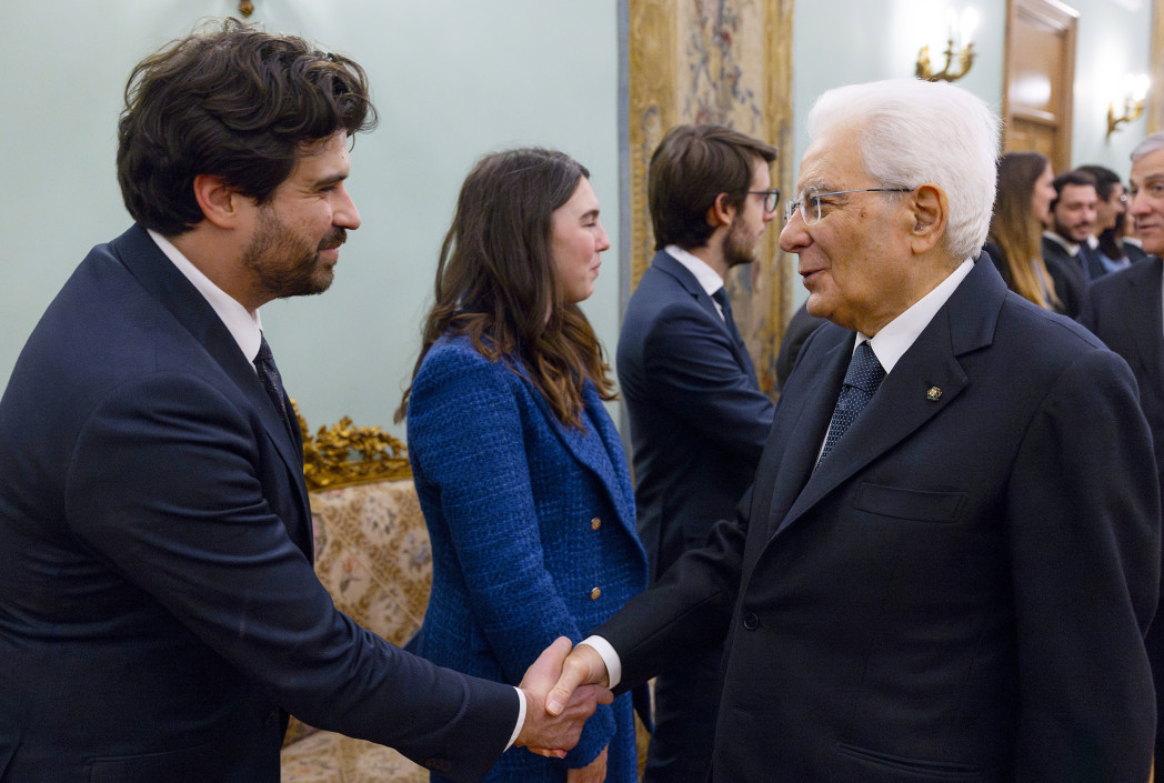 Giulio Girardelli, vice-ambasciatore d’Italia in Uganda, Ruanda e Burundi, stringe la mano al Presidente Sergio Mattarella. Foto: privata