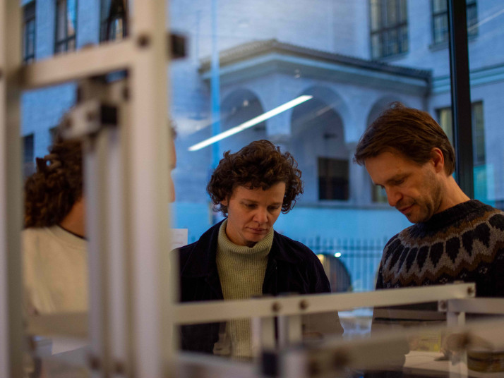 Zwei Menschen im Hintergrund des Lastenrads