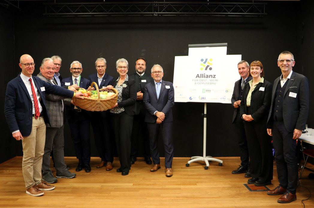 Die Vertreter:innen der Institutionen, die die Vereinbarung unterzeichnet haben. Bild: Laimburg Research Centre/agnese martinelli 