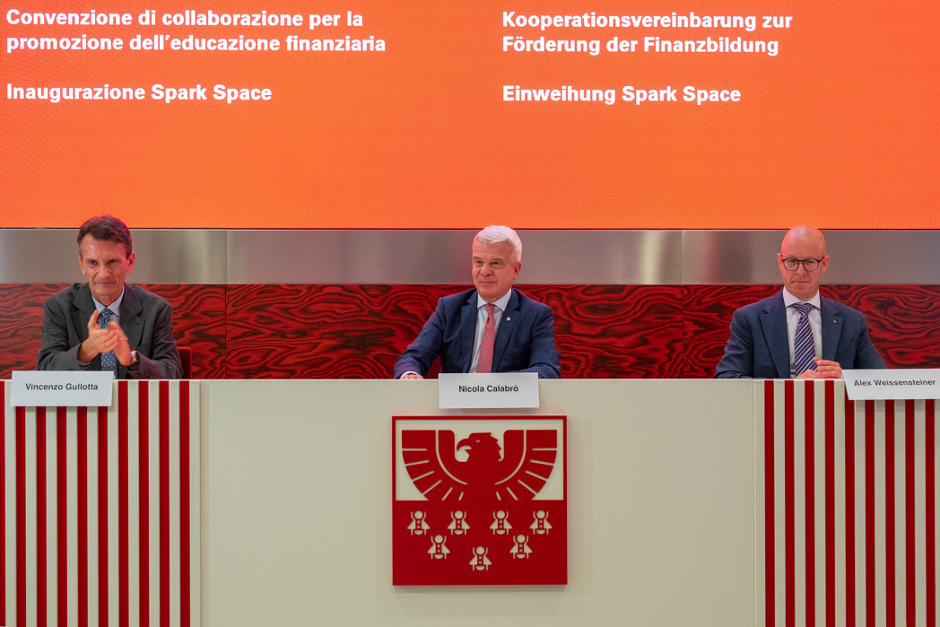 La firma della convenzione: da sinistra Vincenzo Gullotta, Nicola Calabrò e Alex Weissensteiner. Immagine: Cassa di Risparmio di Bolzano