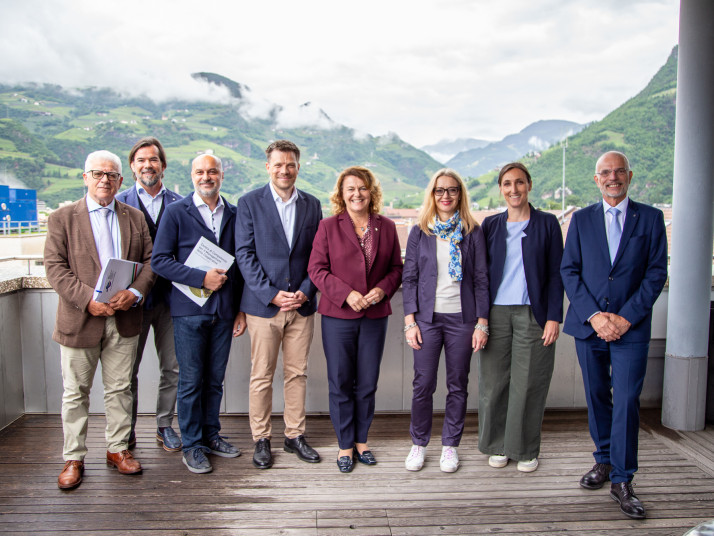 Gruppe von Menschen auf einer Terrasse