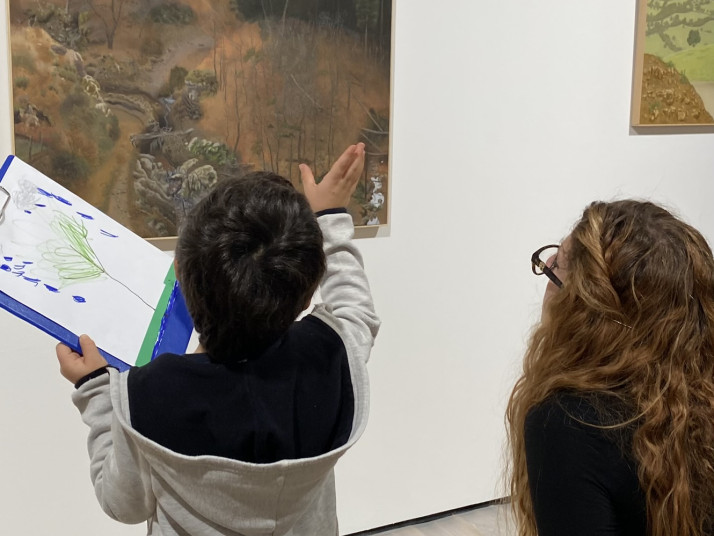 Una mediatrice museale a un bambino negli spazi del Mart. Foto: privata