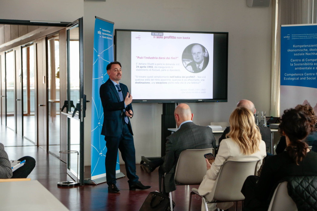 Luca Menicacci presenta i risultati e la metodologia seguita per realizzare lo studio. Foto: unibz