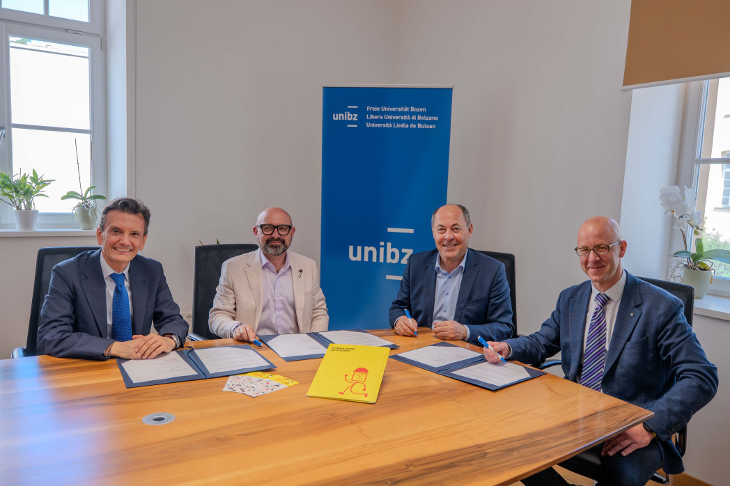 Da sin. a destra: Vincenzo Gullotta, Fabio Ciaponi, Albrecht Matzneller e il rettore, prof. Alex Weissensteiner. Foto: unibz