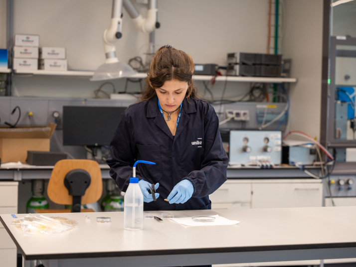 Camilla Febo in laboratorio. Foto: unibz