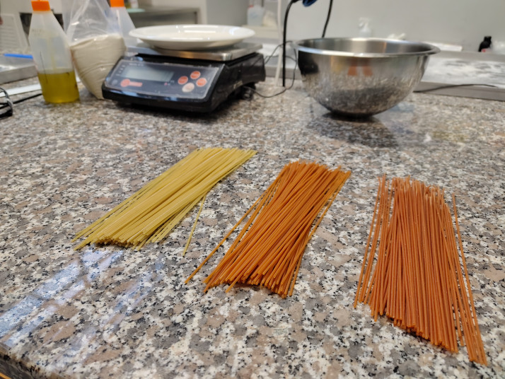 Prototipi di pasta proteica a base di farina di lenticchie rosse e “pasta regrind”. Foto: unibz