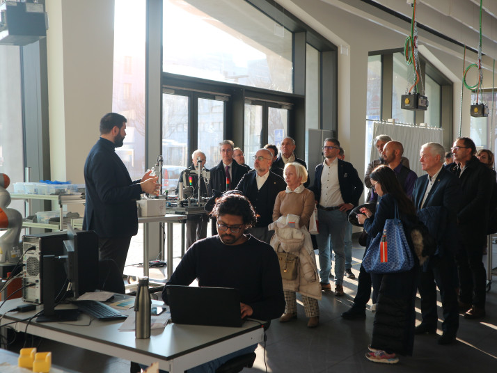 I membri del Rotary Club nello Smart Mini Factory Lab.