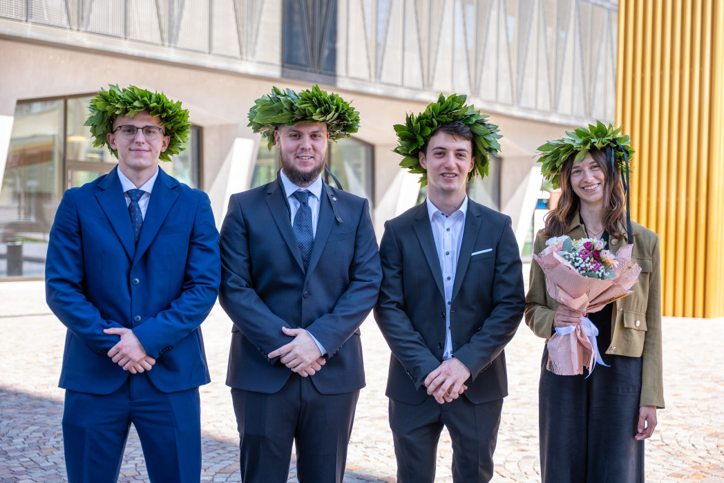 I primi tre laureati e la prima laureata del corso in Ingegneria elettronica e dei Sistemi ciberfisici.