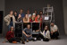 Gruppo di persone in posa con attrezzature tecniche in studio.