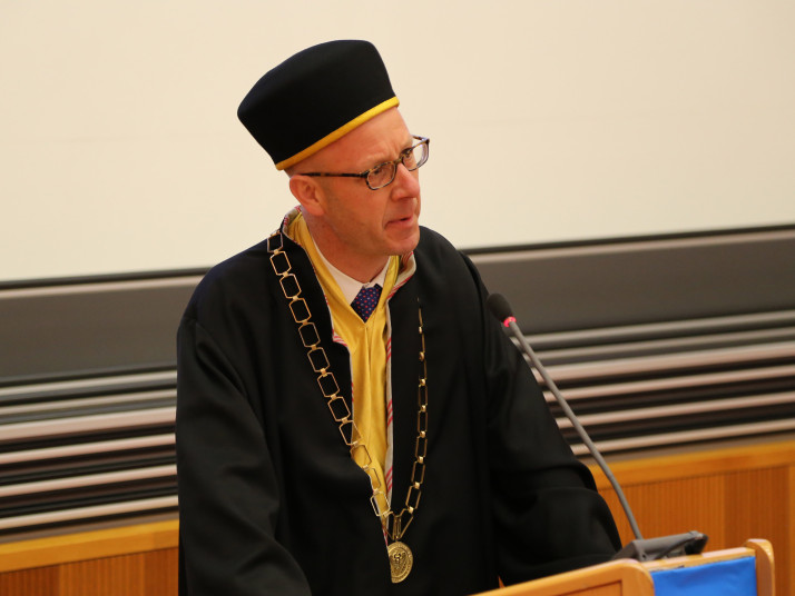 Il rettore Alex Weissensteiner durante la cerimonia.