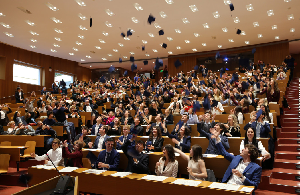 Il tradizionale lancio dei cappelli.