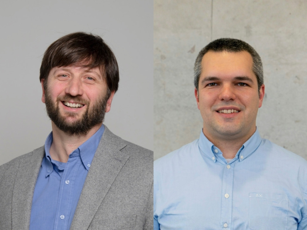 Due uomini in primo piano.