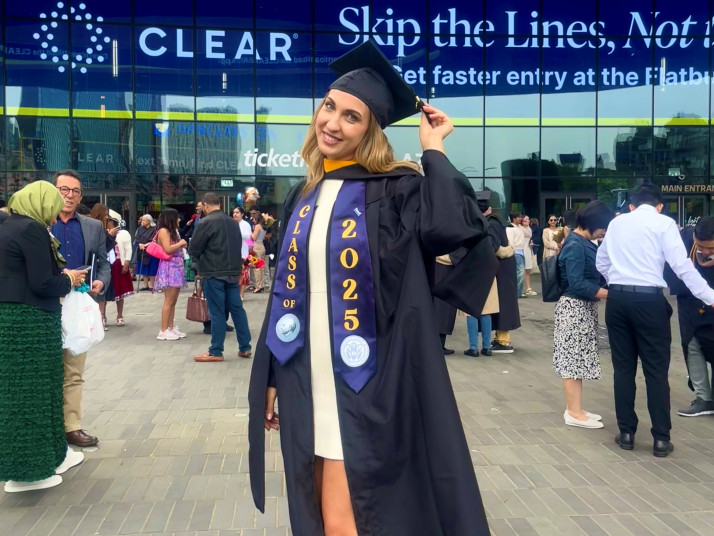 Alessia Savegnago alla laurea a New York.
