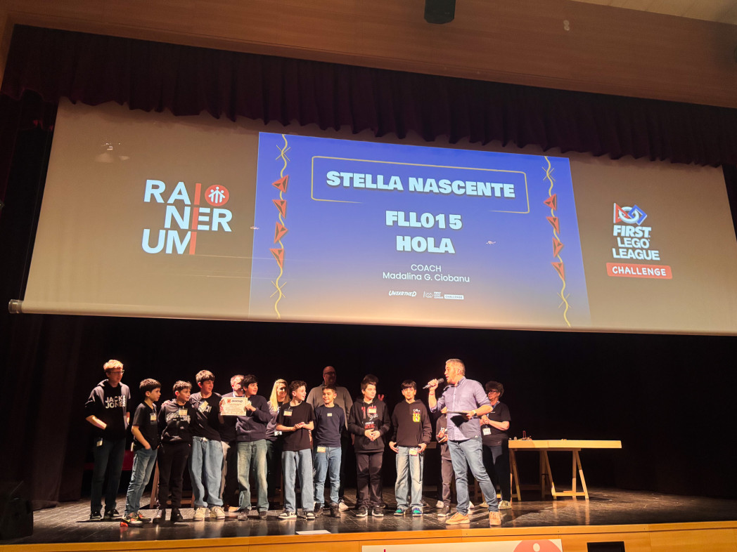 Ragazzi su un palco.