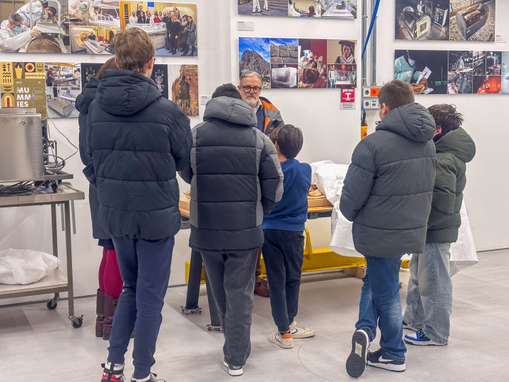 Ragazzi in un laboratorio.