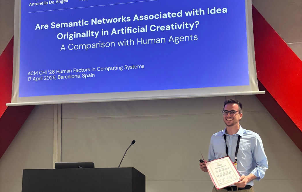 Persona davanti ad uno schermo con una presentazione.