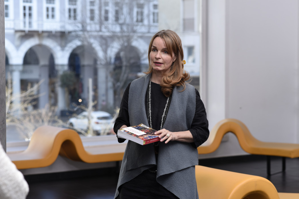 Professorin Elisabeth Tauber hält ein Buch in der Hand. 