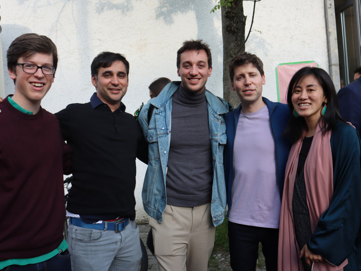 Gruppe von 5 jungen Menschen schaut in Kamera