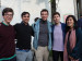 Gruppe von 5 jungen Menschen schaut in Kamera